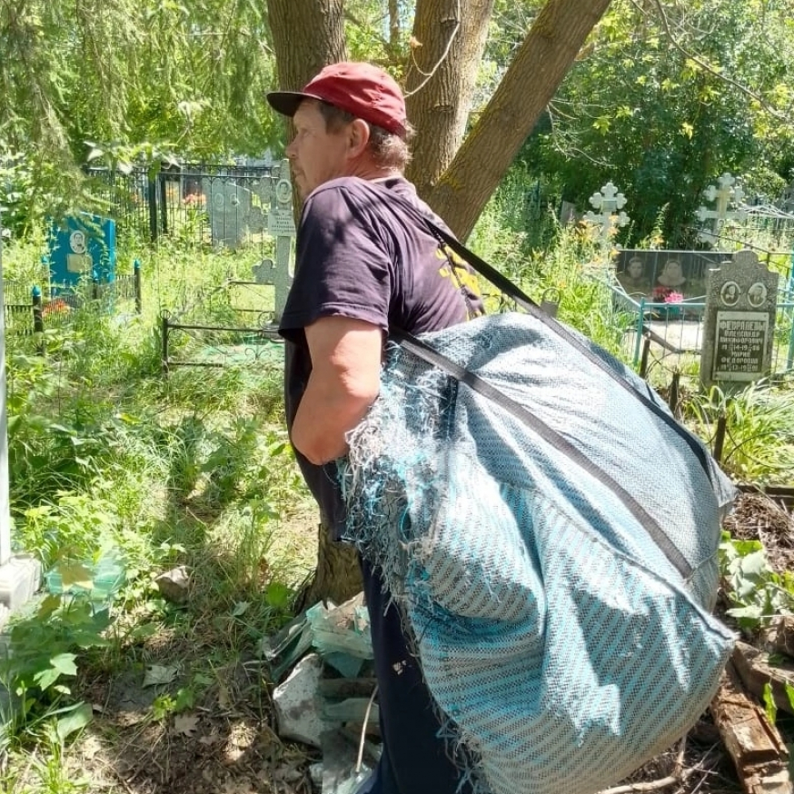 Уборка территории местного кладбища продолжается.