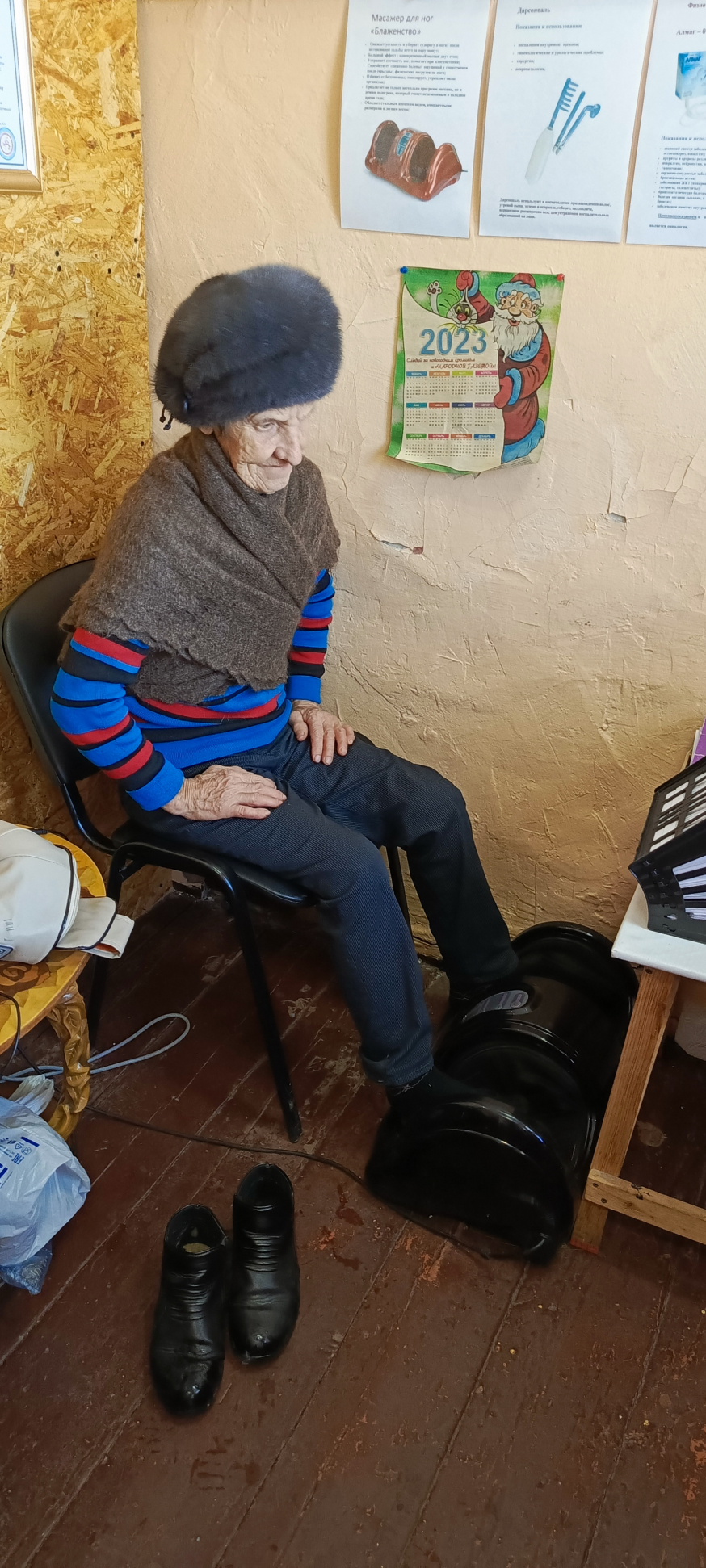 Получатели социальных услуг посещают центр здоровья с целью пройти оздоровительные процедуры.