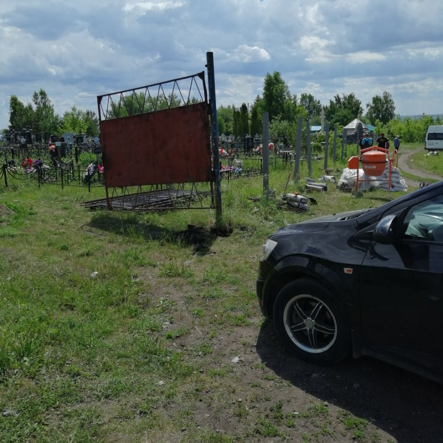 На Мостовском кладбище идет работа по замене кладбищенского ограждения в рамках проекта &quot;Память жива&quot;.