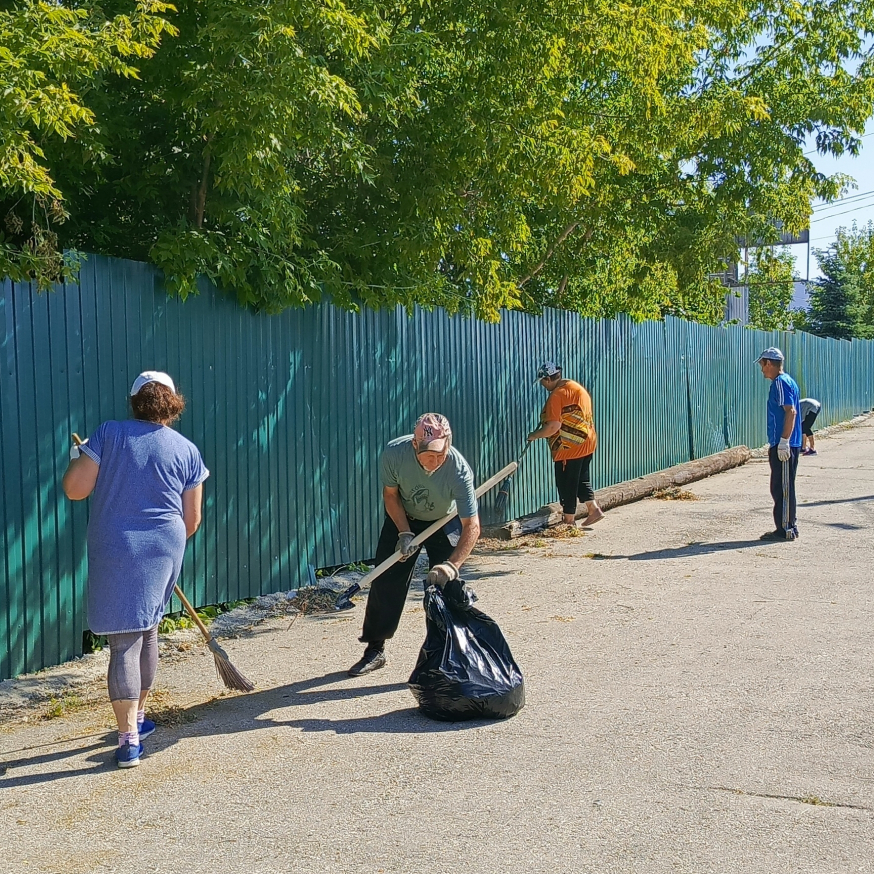 В Народном парке прошёл субботник.