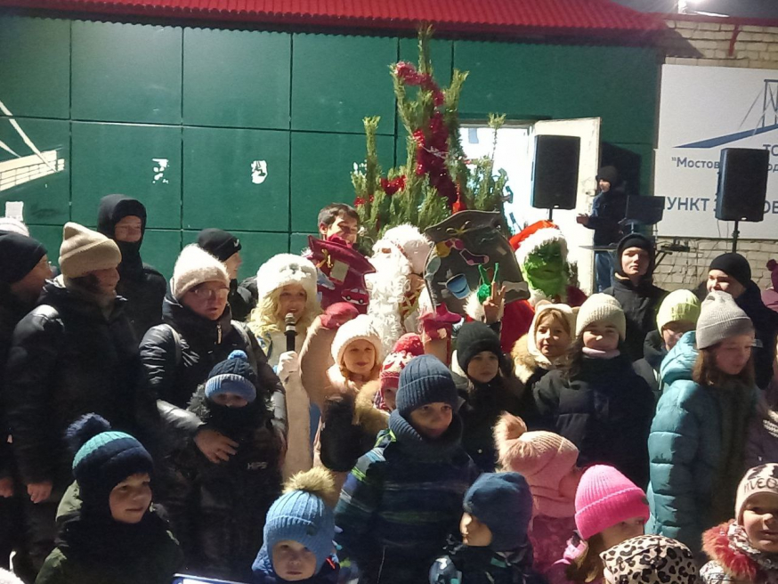 На территории клуба ТОС &quot;Мостовая Слобода&quot; сегодня, 23 декабря, в преддверии наступления Нового Года прошло увлекательное мероприятие -  уличная новогодняя ёлка .