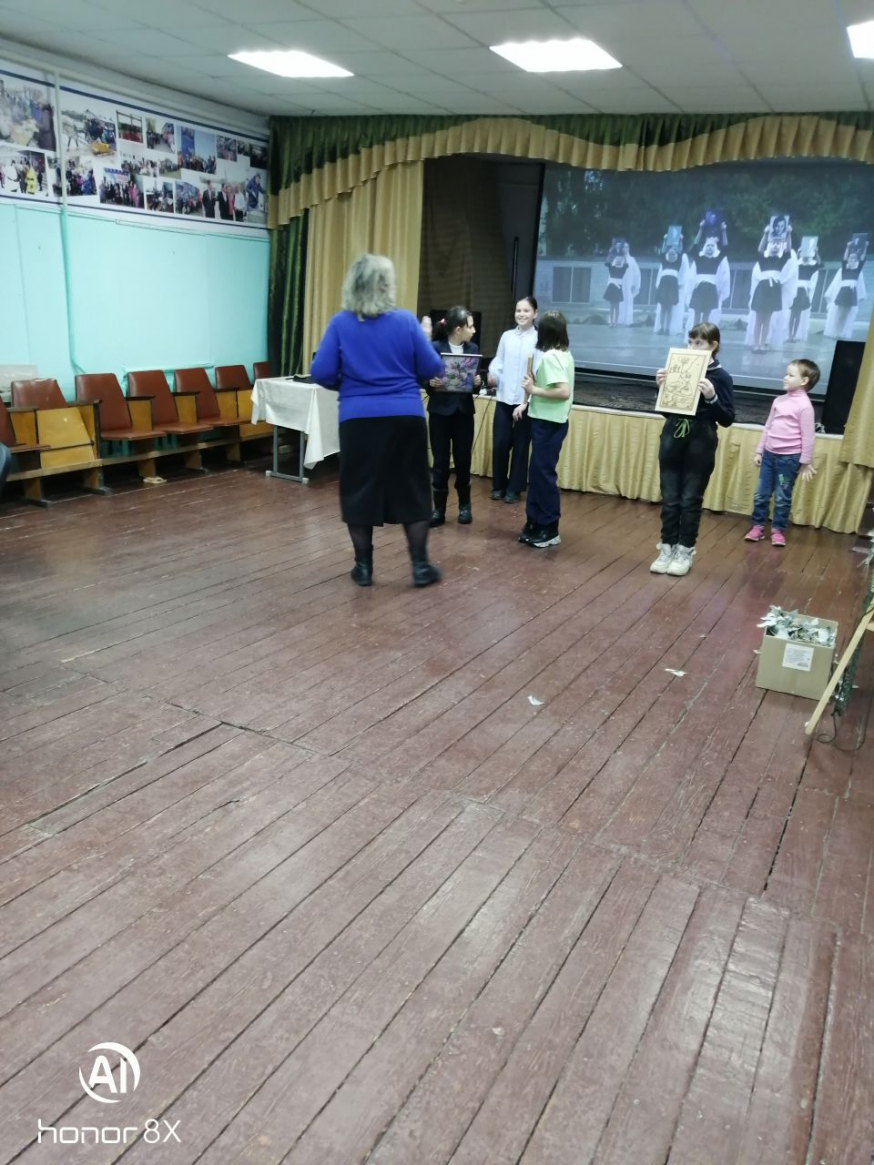 В центре досуга ТОС «Мостовая Слобода» активно проводятся занятия . Дети занимаются танцами, исполняют песни и проявляют свою творческую натуру.