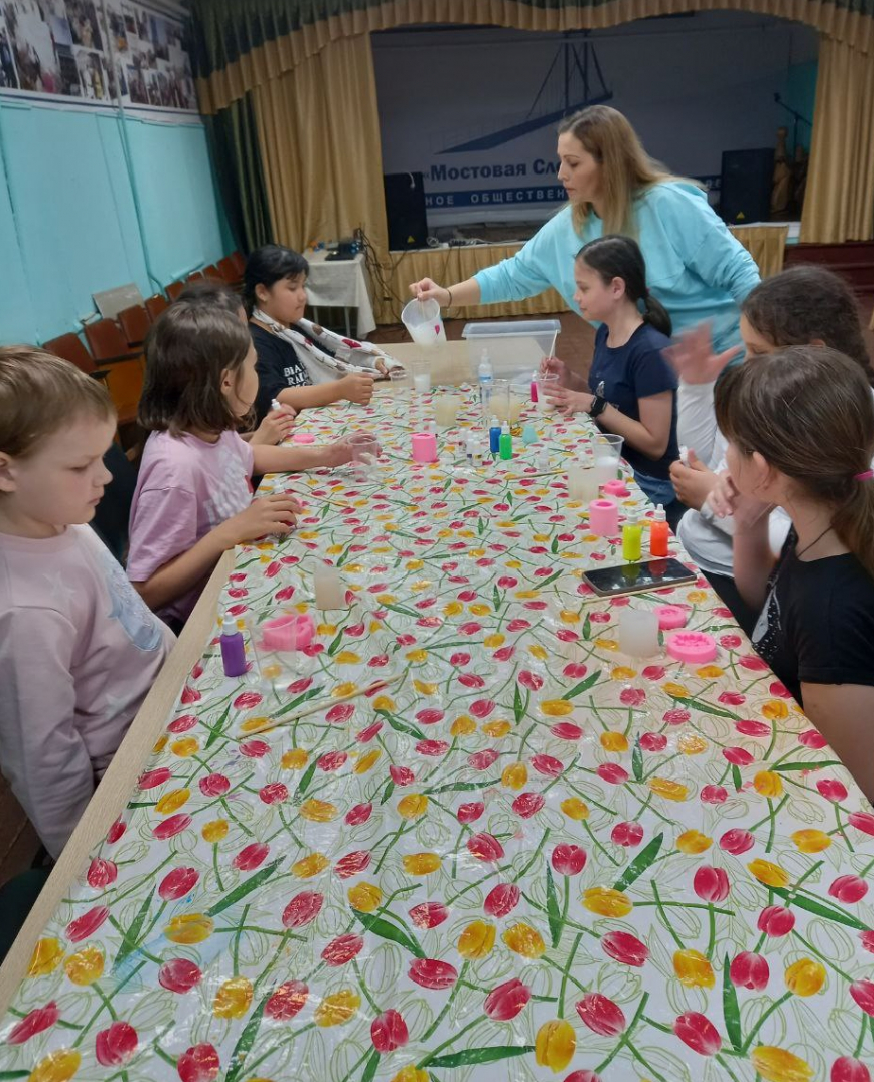 Сегодня в клубе ТОС &quot;Мостовая Слобода &quot;Аверочкина Т. П. провела мастер-класс по мыловарению для детей из центра Досуга.