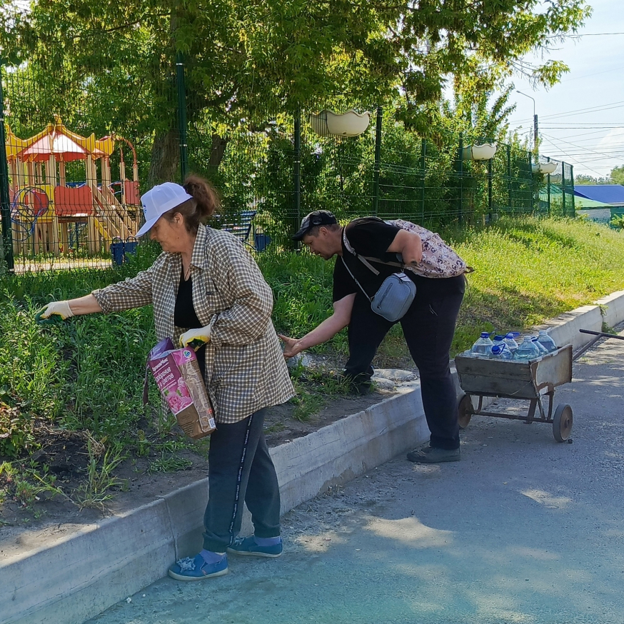 В ТОС &quot;Мостовая Слобода&quot; прошел субботник по обработке, подкормке и поливу роз.