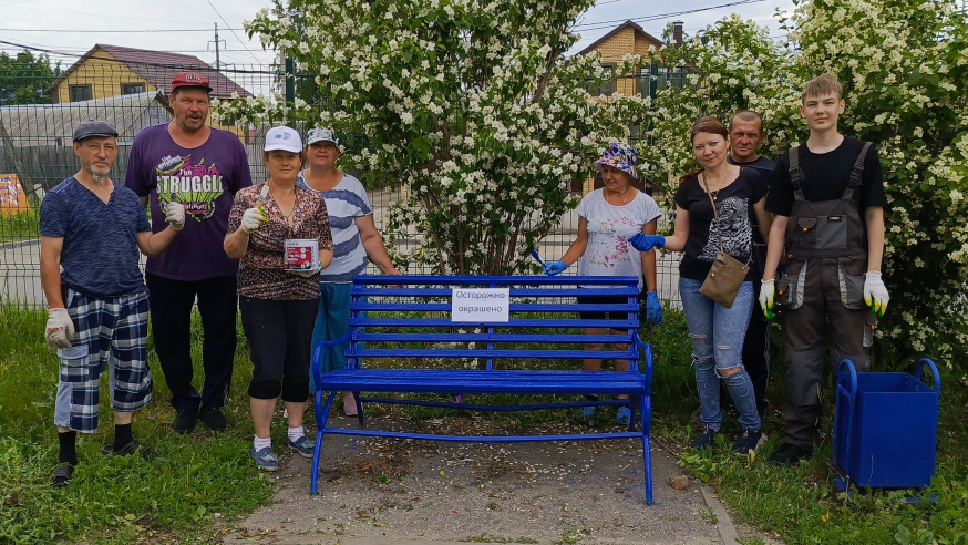 В Народном парке прошёл субботник.Убрали мусор, покрасили скамейки.